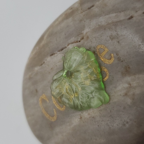 Ghostly‎ forest green leaf charm - Picture 1 of 3